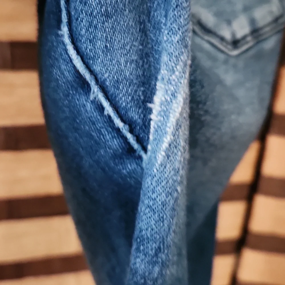 Kancan Stretch Fray Hem Capri  Jeans - Picture 6 of 9